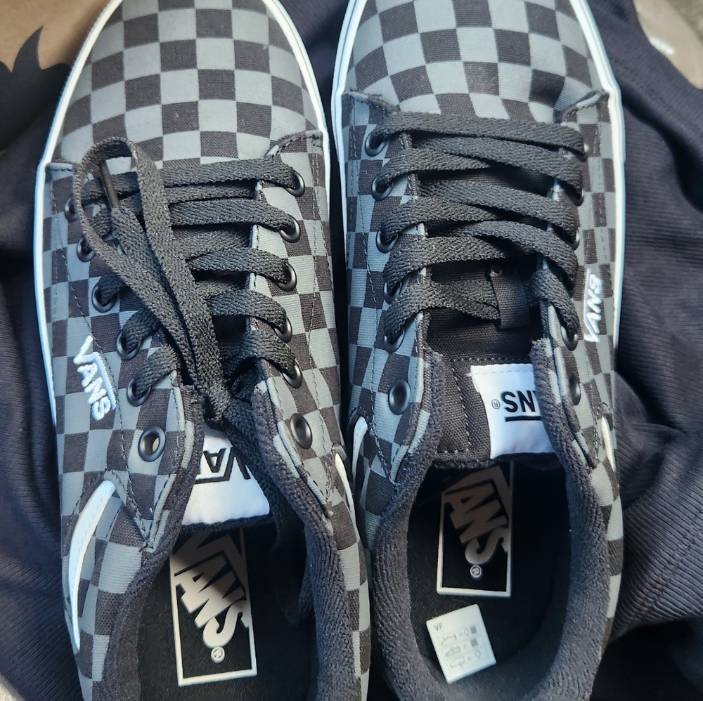 Vans Ward checkerboard size W: 9½ Mens 8 NEW never worn OFFERS WELCOMED!